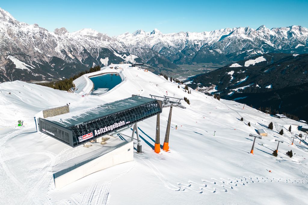 Asitzkogelbahn in Leogang - Die Drohnenaufnahme der Asitzkogel Bergstation bietet einen tollen Blick über den Asitz hin zu den Leoganger Steinbergen beziehungsweise dem Steinernen Meer. - © Leoganger Bergbahnen - Michael Geiler