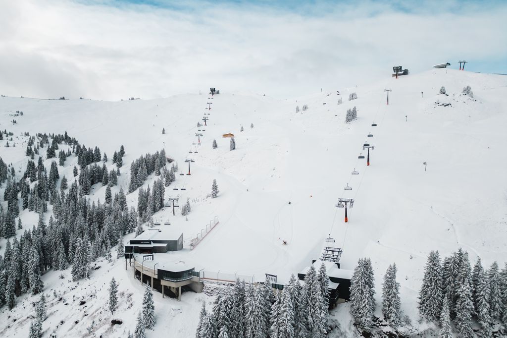 Asitzkogelbahn und Muldenbahn - Leogang - Hier ein Bild mit den beiden Sportbahnen am Aritz. Links die Asitzkogelbahn, rechts die Muldenbahn. Am Gipfel rechts auch noch zu erkennen ist die Asitzgipfelbahn. - © Leoganger Bergbahnen - Michael Geiler