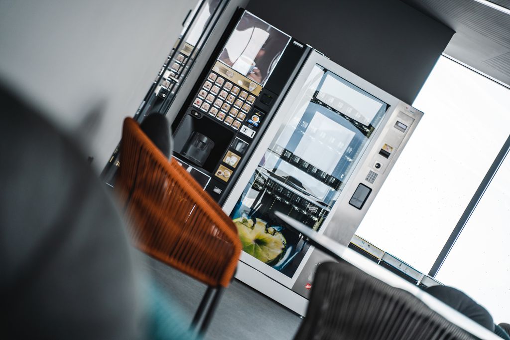 Asitzkogelbahn in Leogang - Erfrischungen und kleine Snacks gibts immerhin am Automaten. Die nächsten Restaurants befinden sich ansonsten am Asitz. - © Leoganger Bergbahnen - Michael Geiler Asitzkogelbahn in Leogang - Erfrischungen und kleine Snacks gibts immerhin am Automaten. Die nächsten Restaurants befinden sich ansonsten am Asitz. - © Leoganger Bergbahnen - Michael Geiler