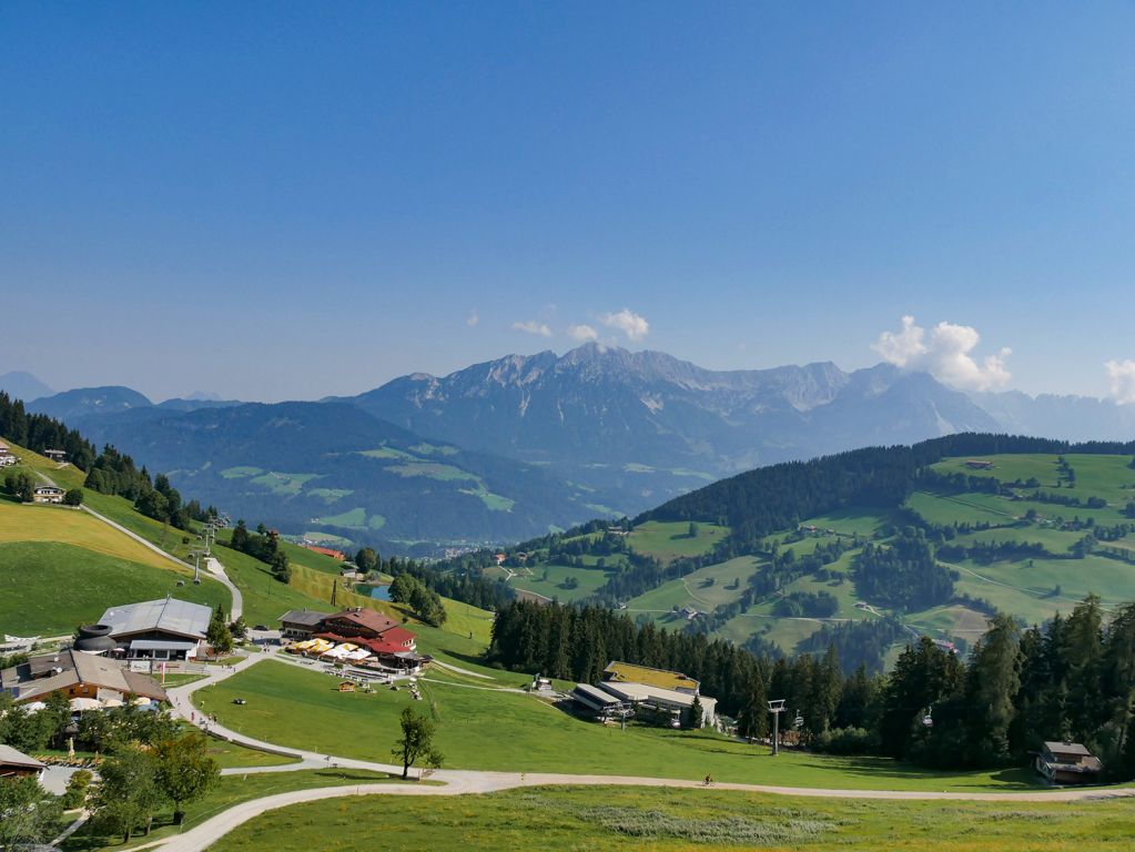 Wilder Kaiser im Hintergrund - Lässt man den Blick noch etwas weiter schweifen, kommt der Wilde Kaiser in Reichweite. - © alpintreff.de / christian schön