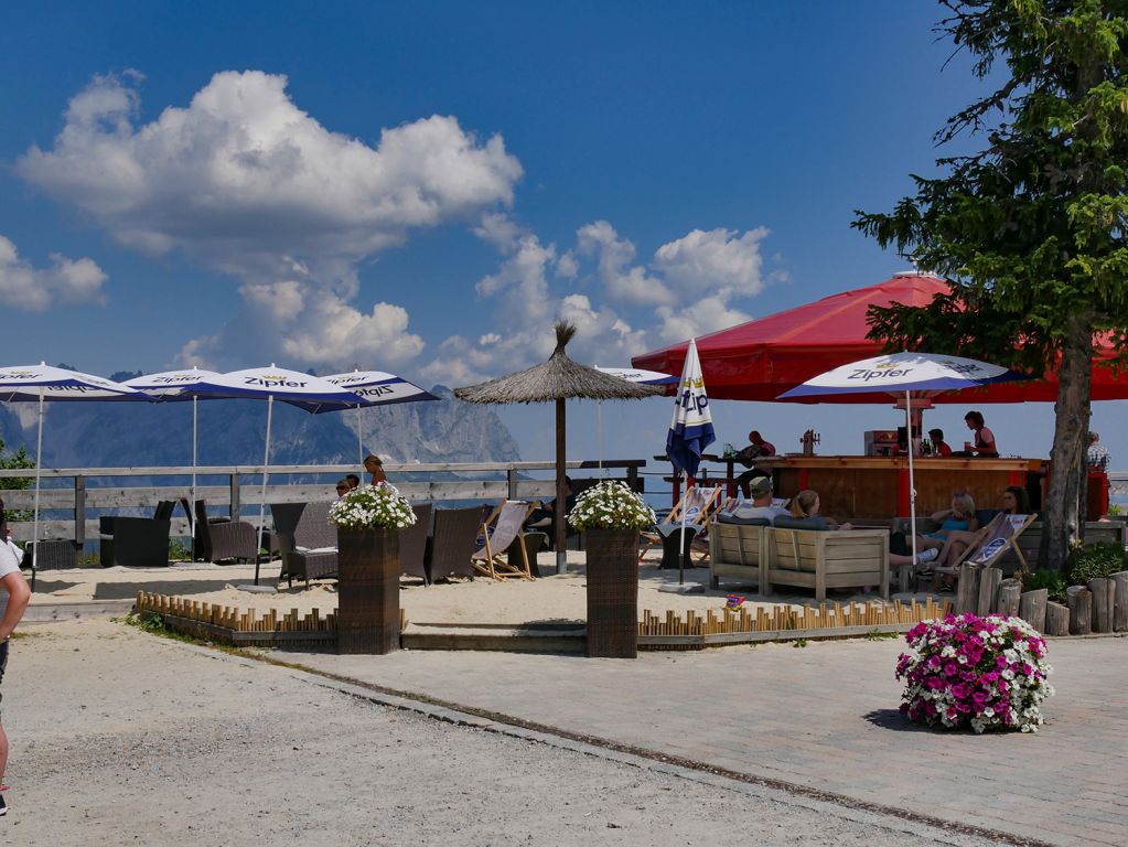 Urige Terrasse mit Kaiserblick - Die Urige Terrasse mit Kaiserblick hat uns besonders gefallen. - © alpintreff.de / christian schön Urige Terrasse mit Kaiserblick - Die Urige Terrasse mit Kaiserblick hat uns besonders gefallen. - © alpintreff.de / christian schön