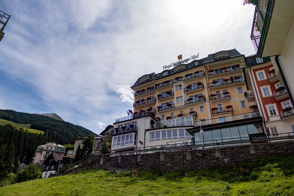 Bad Gastein - Ein paar Meter weiter schauen wir schon wieder zu einigen großen Hotels auf, wo wir gerade noch an der Dachkante standen. - © alpintreff.de / christian Schön