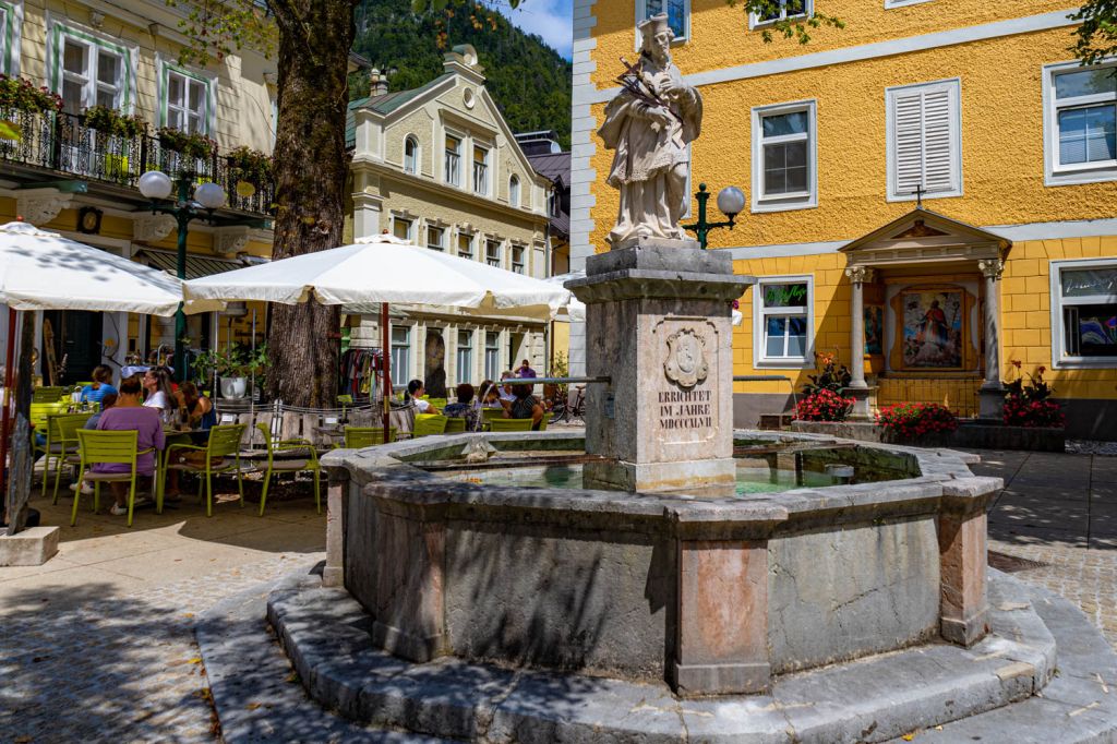 Brunnen am Kreuzplatz in Bad Ischl - Der Brunnen am Kreuzplatz in Bad Ischl. Er wurde Mitte des 19. Jahrhunderts erbaut. - © alpintreff.de - Christian Schön