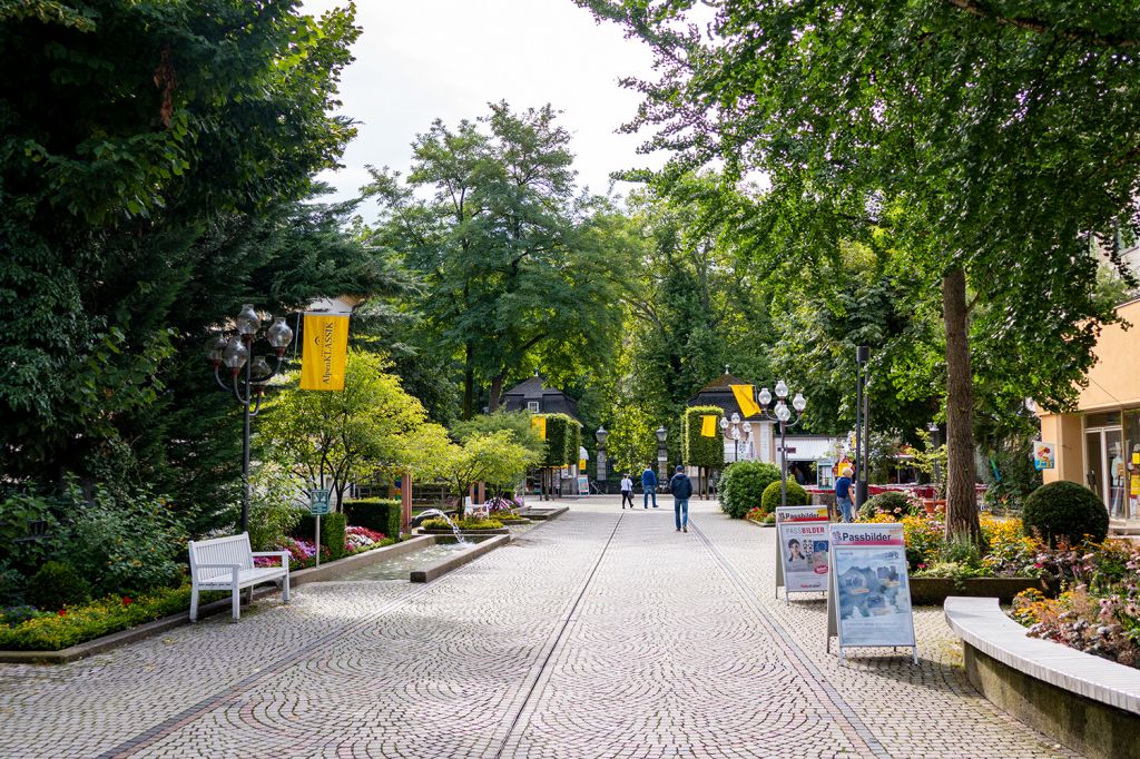 Bad Reichenhall - Die Fußgängerzone am Kurpark. - © alpintreff.de - Christian Schön