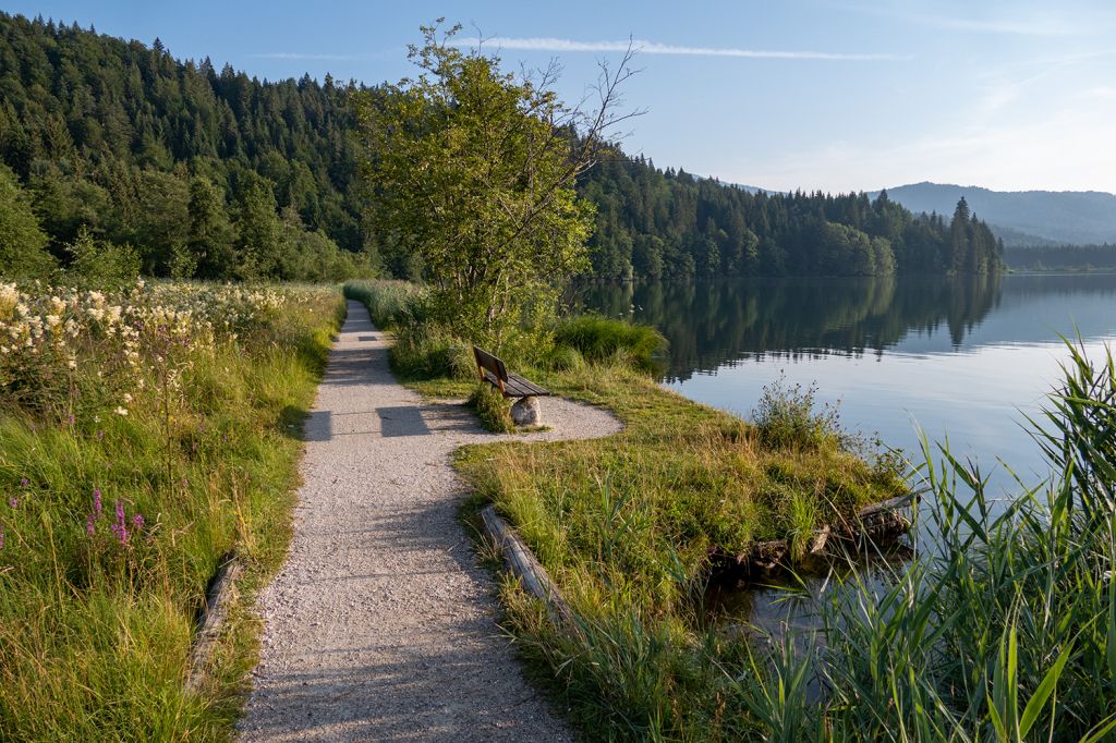 Romantische Bänke am Barmsee - Bei den romantischen Bänken am Barmsee führt der Weg direkt am See entlang - © alpintreff.de / christian Schön