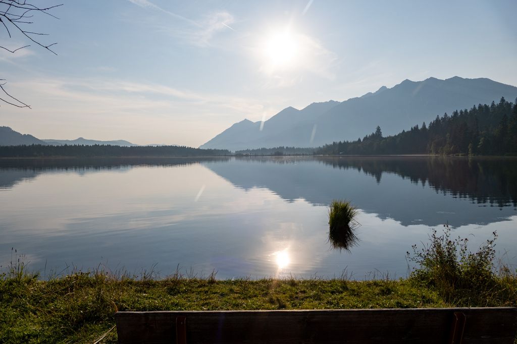 Romantische Bänke am Barmsee - Hier lohnt sich dann auch eine kleine Pause. - © alpintreff.de / christian Schön