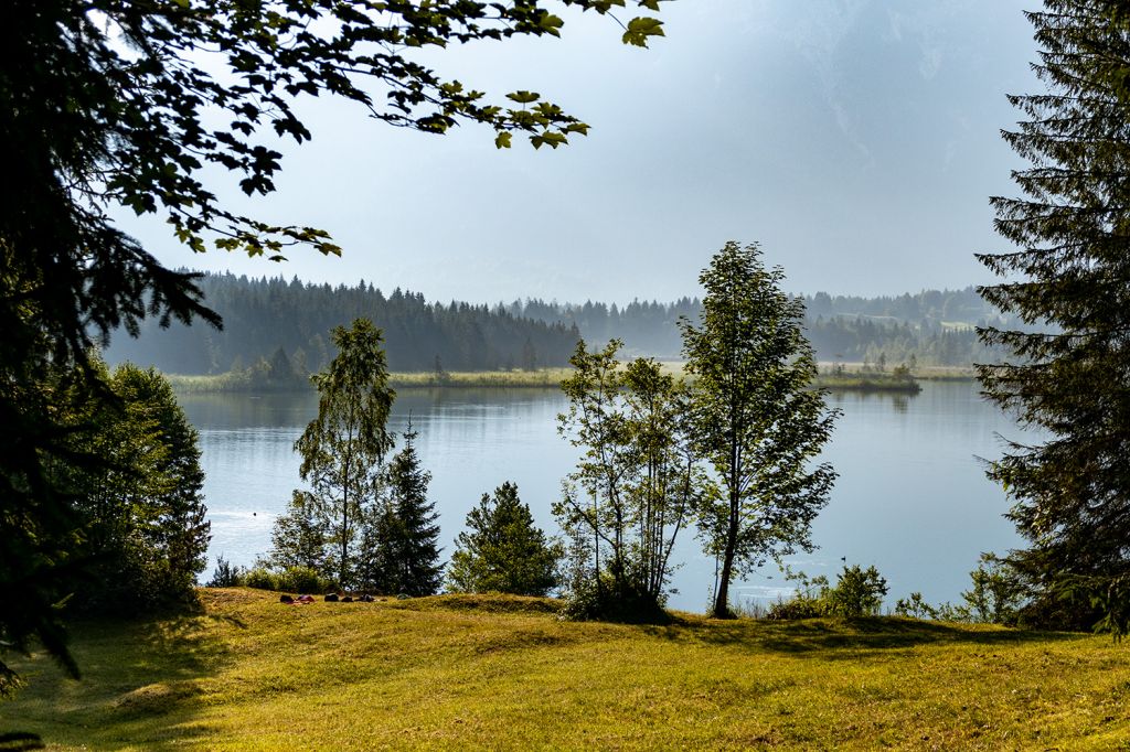 Barmsee - Am Nordufer ist eine naturbelassene Liegewiese. Hier kommen viele gerne zum Schwimmen her. - © alpintreff.de / christian Schön