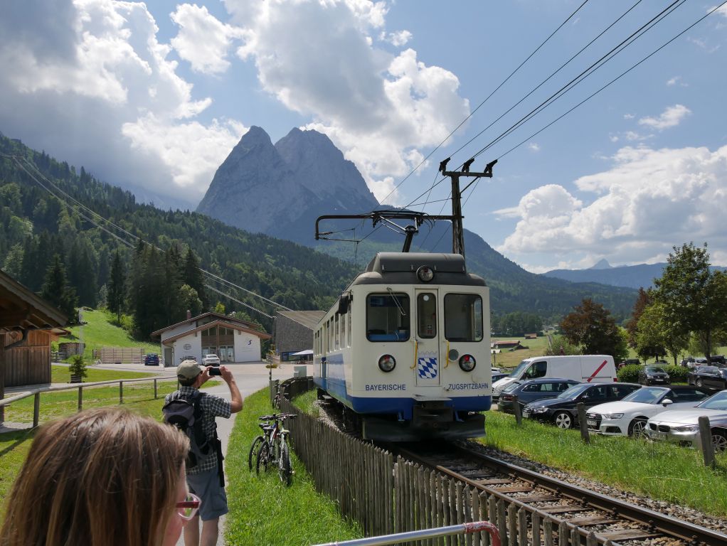 Zahnradbahn auf die Zugspitze - Hier der noch etwas ältere Wagen in Richtung Eibsee unterwegs. Seit nunmehr über 90 Jahren verkehrt die Zahnradbahn bereits Richtung Zugspitze. - © alpintreff.de / christian Schön