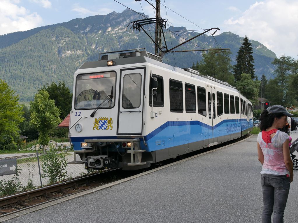 Zahnradbahn auf die Zugspitze - Was damals noch was ganz besonderes war, entschleunigt heute bereits unser Leben. Vom Eibsee aus dauert es etwa 45 Minuten bis zur Bergstation am Sonn Alpin. Das hier sind übrigens die neuen Wagen der Bahn. - © alpintreff.de / christian Schön