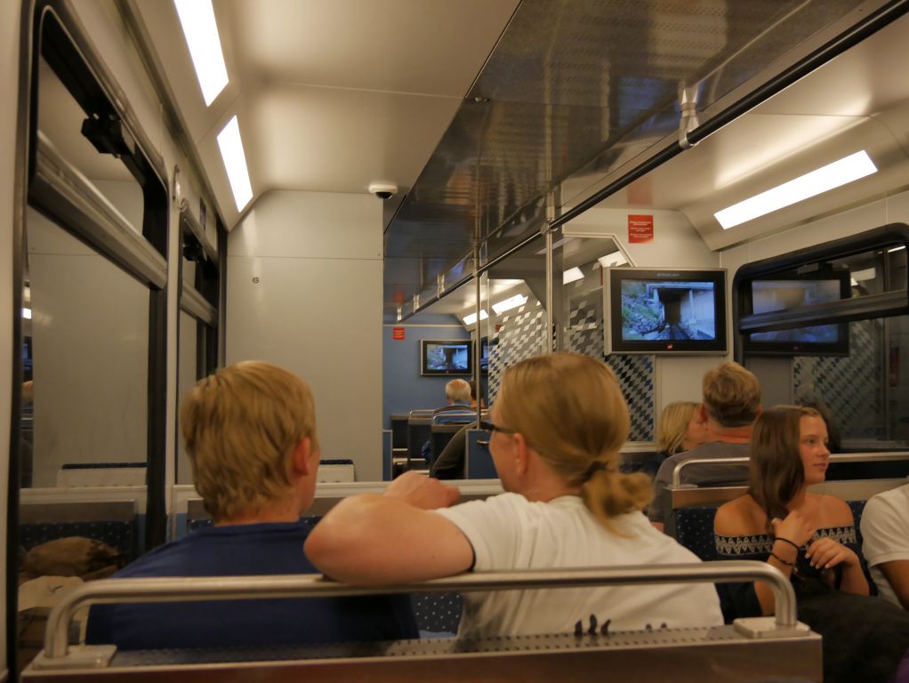 Zahnradbahn auf die Zugspitze - Den Blick sollte man vor allem in der ersten Streckenhälfte (ab Eibsee) nach außen richten. Die zweite Hälfte verläuft im Tunnel. - © alpintreff.de / christian Schön Zahnradbahn auf die Zugspitze - Den Blick sollte man vor allem in der ersten Streckenhälfte (ab Eibsee) nach außen richten. Die zweite Hälfte verläuft im Tunnel. - © alpintreff.de / christian Schön
