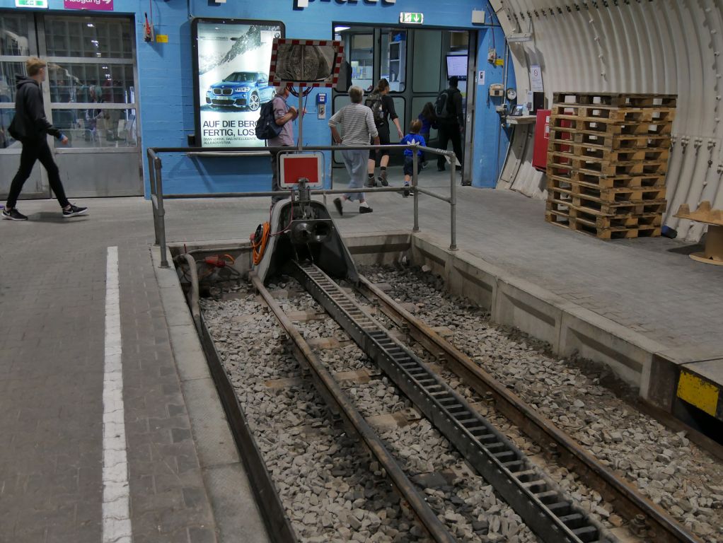 Zahnradbahn auf die Zugspitze - Endstation Gletscherbahnhof. Von hier gehts entweder direkt auf die Ski oder zum Beispiel mit der Gletscherbahn zum Gipfel. - © alpintreff.de / christian Schön Zahnradbahn auf die Zugspitze - Endstation Gletscherbahnhof. Von hier gehts entweder direkt auf die Ski oder zum Beispiel mit der Gletscherbahn zum Gipfel. - © alpintreff.de / christian Schön