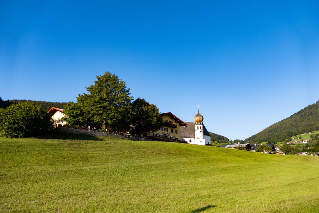 Berchtesgaden - Der Gasthof Auerwirt und die Kirche zur heiligen Familie. - © alpintreff.de - Christian Schön