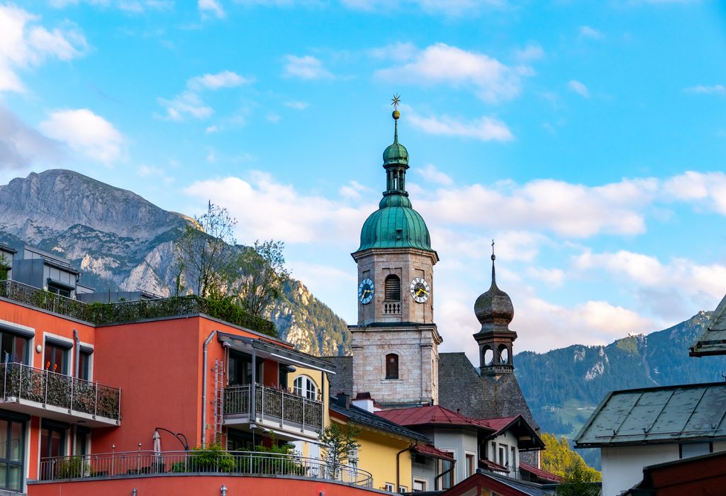 Berchtesgaden - Gegensätze: moderne Häuser vor sakralem Schatz.  - © alpintreff.de - Christian Schön