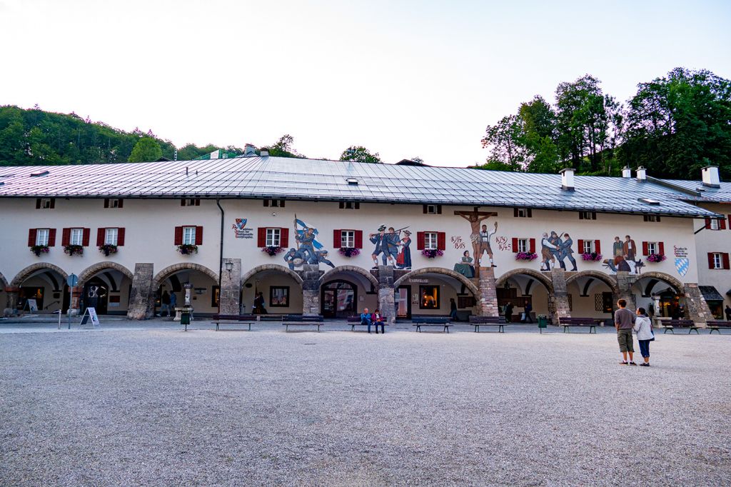 Berchtesgaden - Am Schlossplatz befindet sich das Denkmal beider Weltkriege mit eindrucksvoller Wandmalerei. - © alpintreff.de - Christian Schön