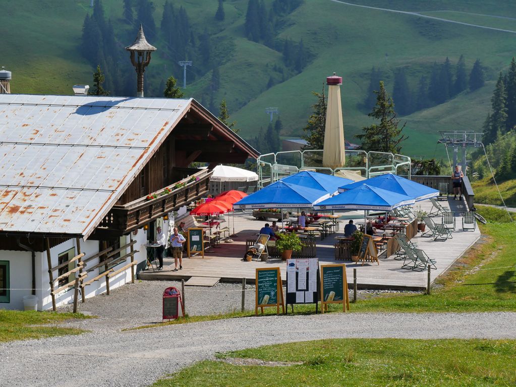 Bergrestaurant Sonnenrast - Wer lieber direkt essen oder trinken möchte, der kann das im Restaurant Sonnenrast tun, das direkt an der Bergstation der Fleckalmbahn liegt. - © alpintreff.de / christian schön