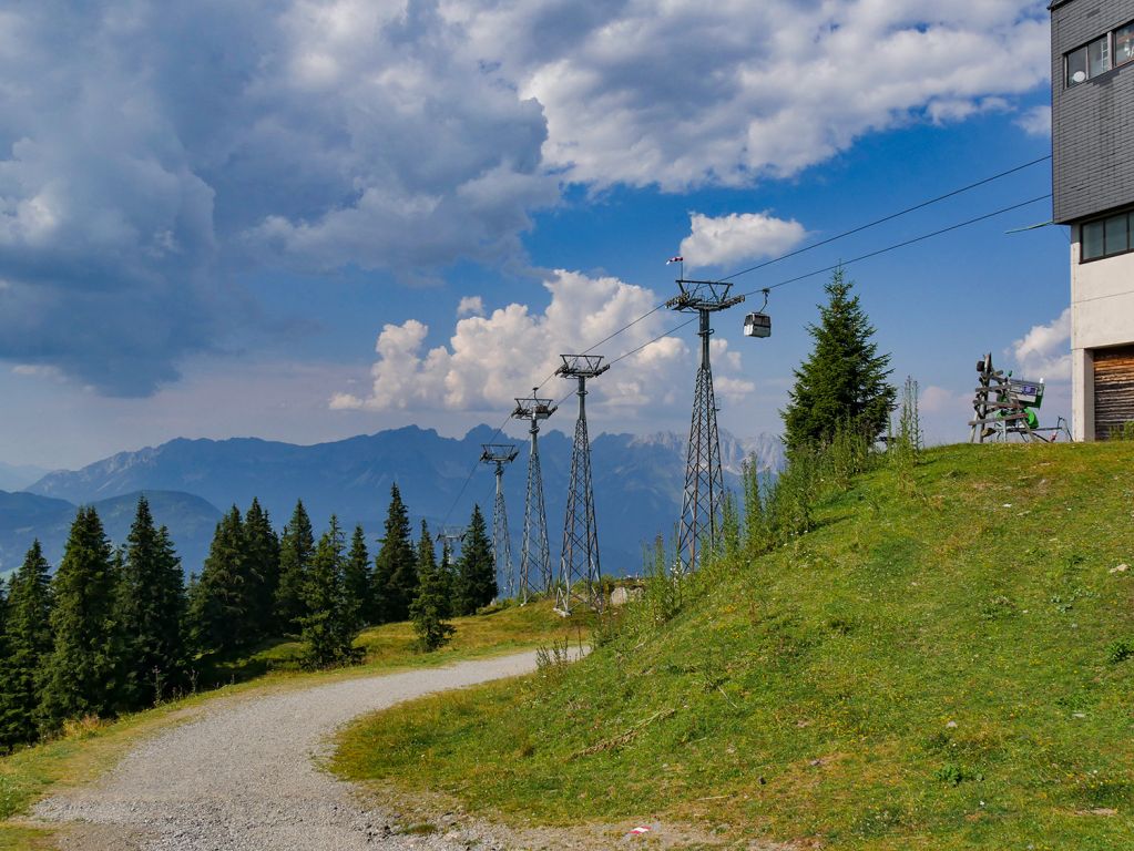 Hohe Trassierung vor der Bergstation - Insbesondere vor der Bergstation wurde dire Trassierung besonders hoch. Dies führte immer zu einer hohen Windanfälligkeit und entsprechendem Stillstand. - © alpintreff.de / christian schön