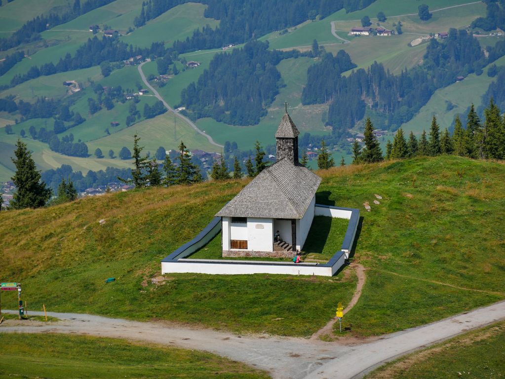 Kapelle St. Bernhard - Die Bernhardkapelle liegt ebenfalls auf dem Weg zum Hahnenkamm. - © alpintreff.de / christian schön