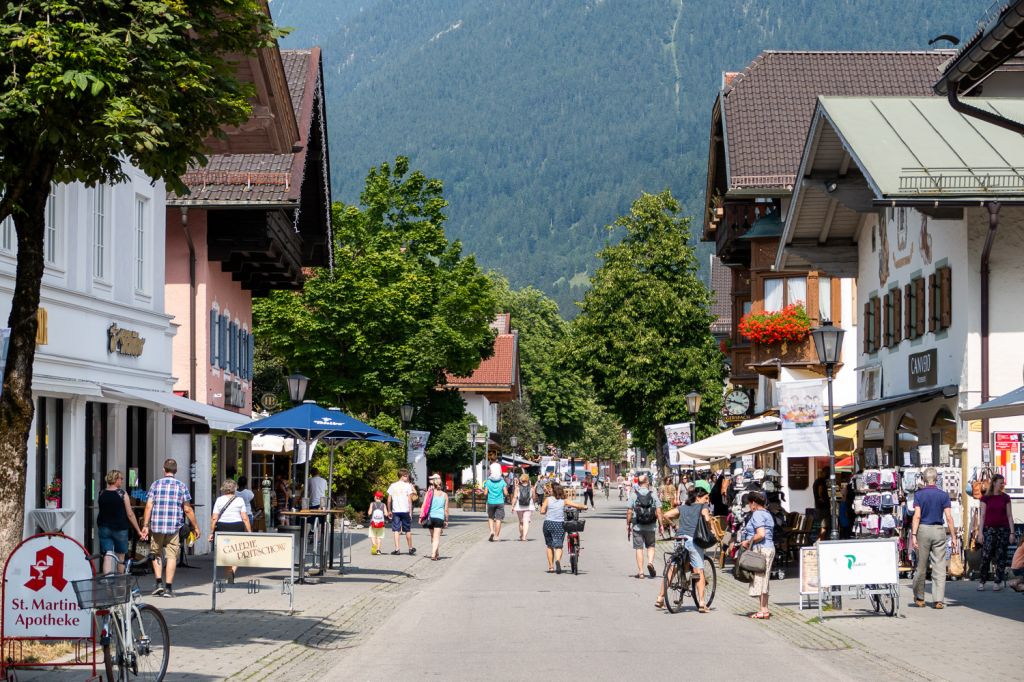 Ein Bummel in Garmisch ist beliebt - Garmisch ist halt kein ausschließlicher Touri-Ort. In der Fußgängerzone ist eigentlich immer reges Treiben und man bummelt und setzt sich in ein Cafe oder einen kleinen Biergarten in der Peripherie. - © alpintreff.de Ein Bummel in Garmisch ist beliebt - Garmisch ist halt kein ausschließlicher Touri-Ort. In der Fußgängerzone ist eigentlich immer reges Treiben und man bummelt und setzt sich in ein Cafe oder einen kleinen Biergarten in der Peripherie. - © alpintreff.de