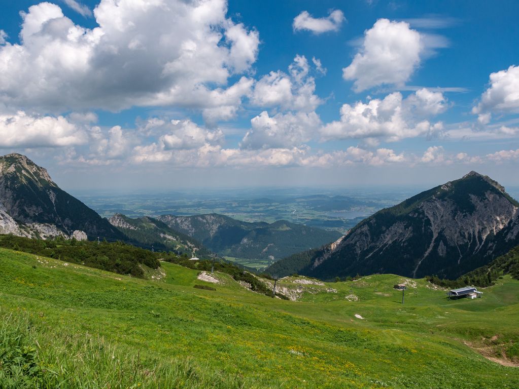 Blick über Füssen - Der Blick vom Füssener Jöchle reicht bis weit ins Allgäu hinein - © alpintreff.de / christian schön