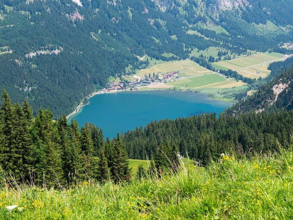 Haldenseeblick - Einen guten Blick hat man von hier auch auf den Haldensee. - © alpintreff.de / christian schön