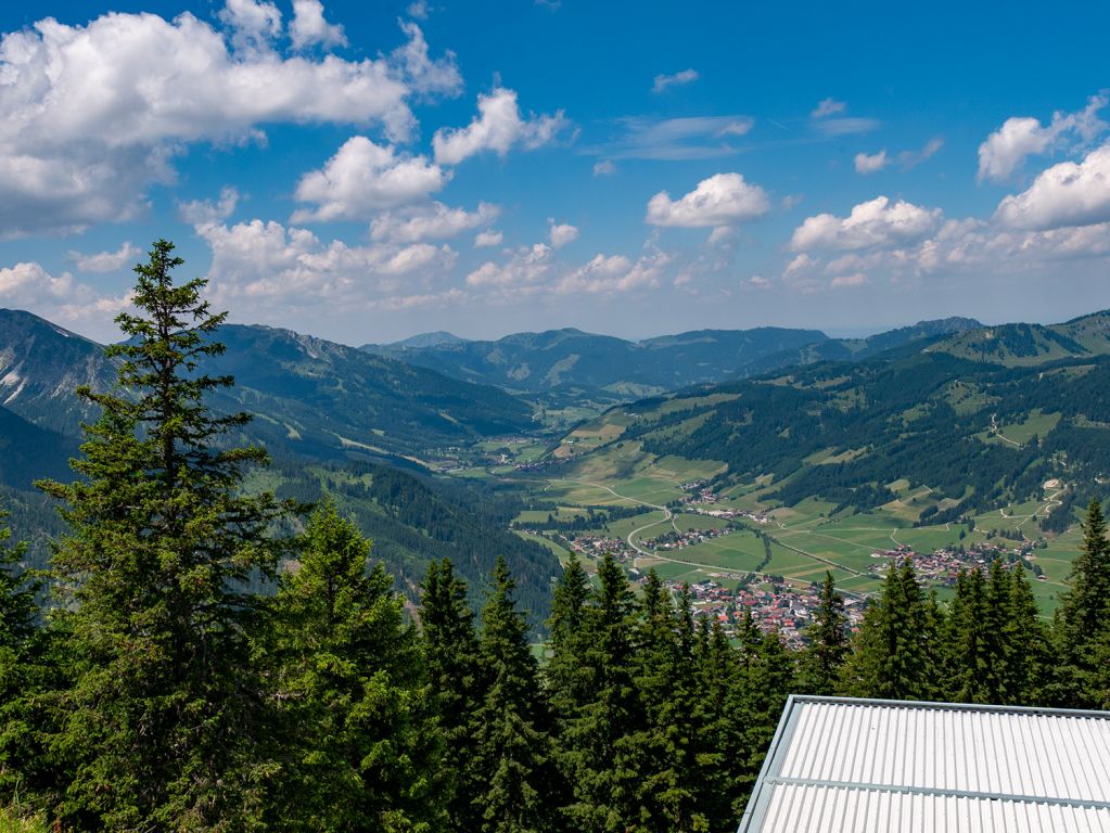 Blick über Tannheimer Tal - Vom Neunerköpfle aus hat man einen herrlichen Blick über das Tannheimer Tal. - © alpintreff.de / christian schön