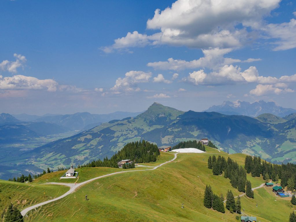 Blick über Hahnenkamm aufs Kitzbüheler Horn - Schöner Ausblick: Über den Hahnenkamm sieht man aufs Kitzbüheler Horn. - © alpintreff.de / christian schön