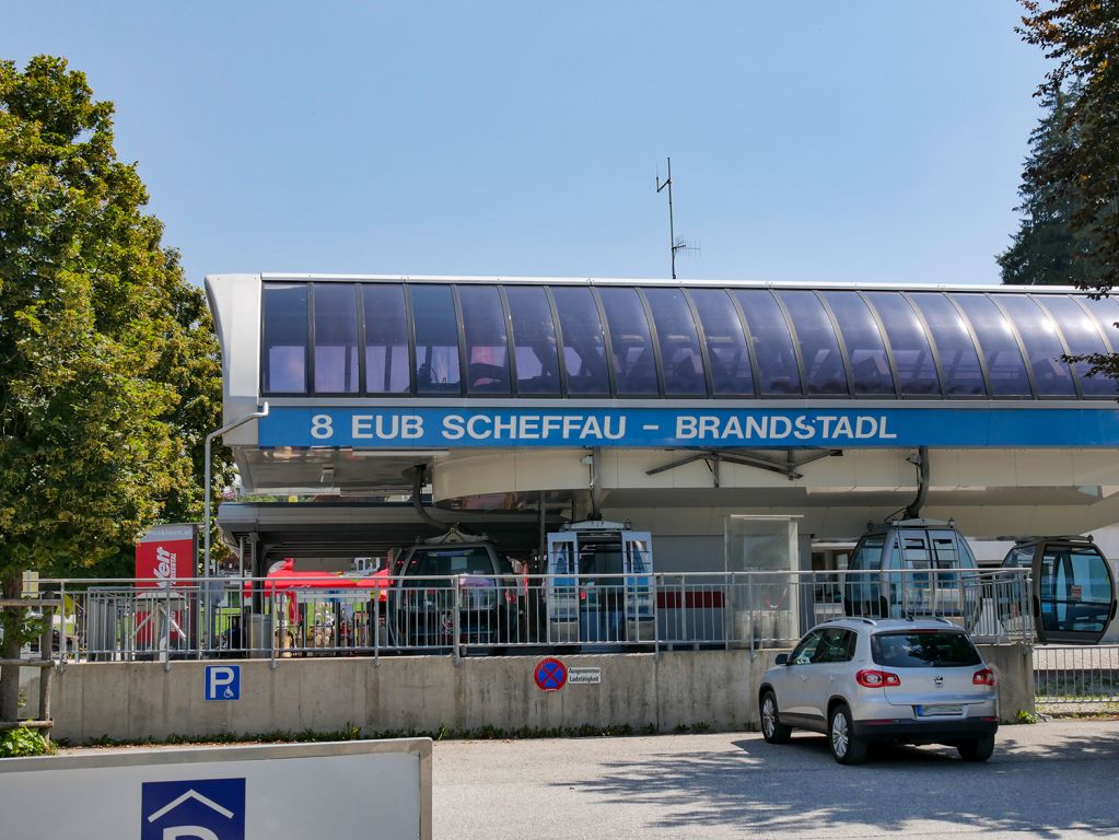 Brandstadl 8er EUB - Die Talstation befindet sich zusammen mit der 4er Seilbahn am gleichen, großen Parkplatz. Außerhalb von Scheffau an der B178. - © alpintreff.de / christian Schön