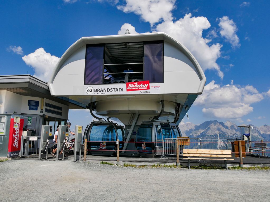 Bergstation der Brandstadlbahn - Die Bergstation der Brandstadlbahn präsentiert sie wie schon die Talstation ohne jeden Schnickschnack. - © alpintreff.de / christian schön