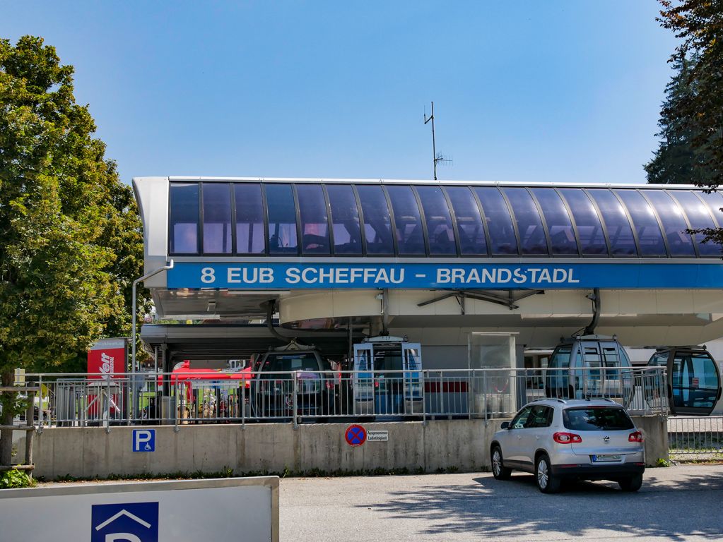 Talstation Brandstadl - Die Talstation der neuen Brandstadlbahn ist unspektakulär und geht direkt vom großen Parkplatz an der Bundesstraße ab (außerhalb von Scheffau). - © alpintreff.de / christian schön