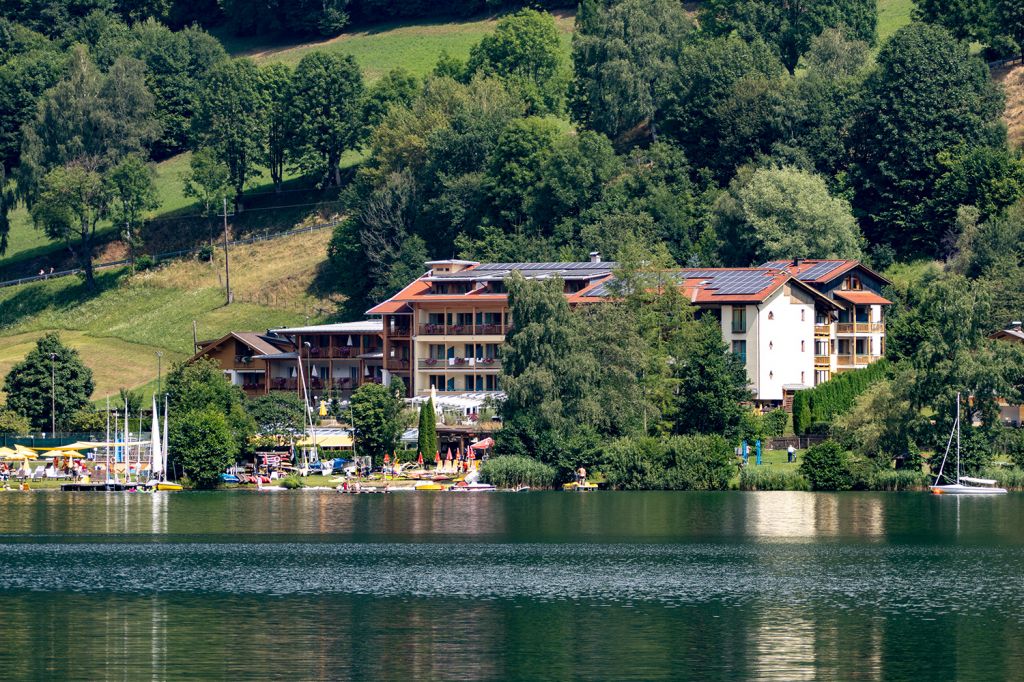 Der Brennsee in Kärnten - Mehrere gute Hotels gibt es am Brennsee. Hier das Familien- und Sporthotel Brennseehof. Oft wird der Brennsee übrigens aufgrund des anliegenden Ortes Feld am See auch Feldsee genannt. - © alpintreff.de / christian Schön