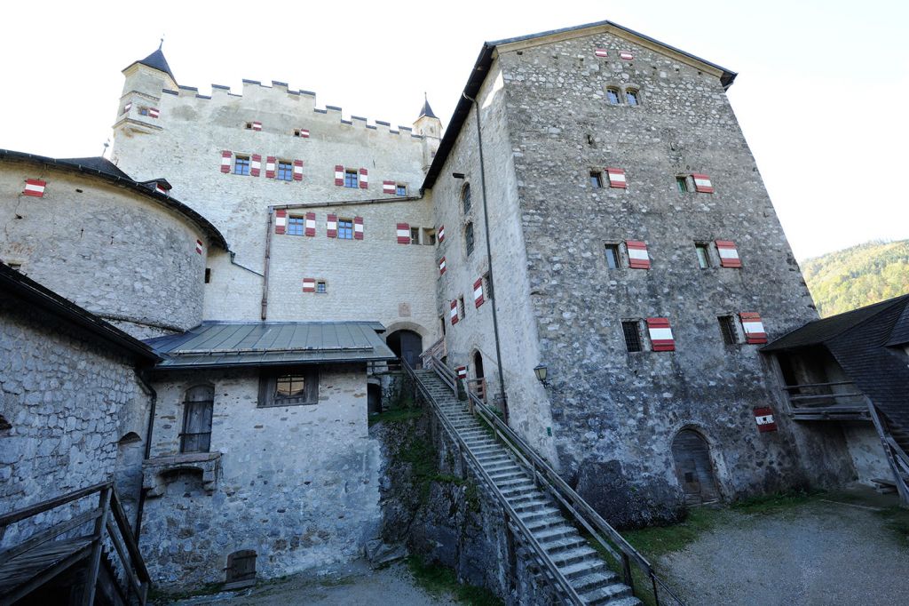 Details - Die Burg Hohenwerfen ist bereits über 900 Jahre alt - ist aber mehrfach wieder aufgebaut worden. - © salzburg-burgen.at