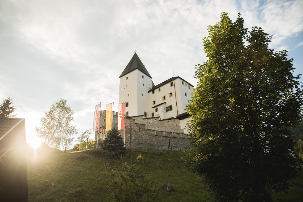 Burg Mauterndorf in der Abendsonne - Diese Burg ist definitiv einen Ausflug wert für alle Burgen- und Geschichtsfans. - © Salzburger Burgen und Schlösser