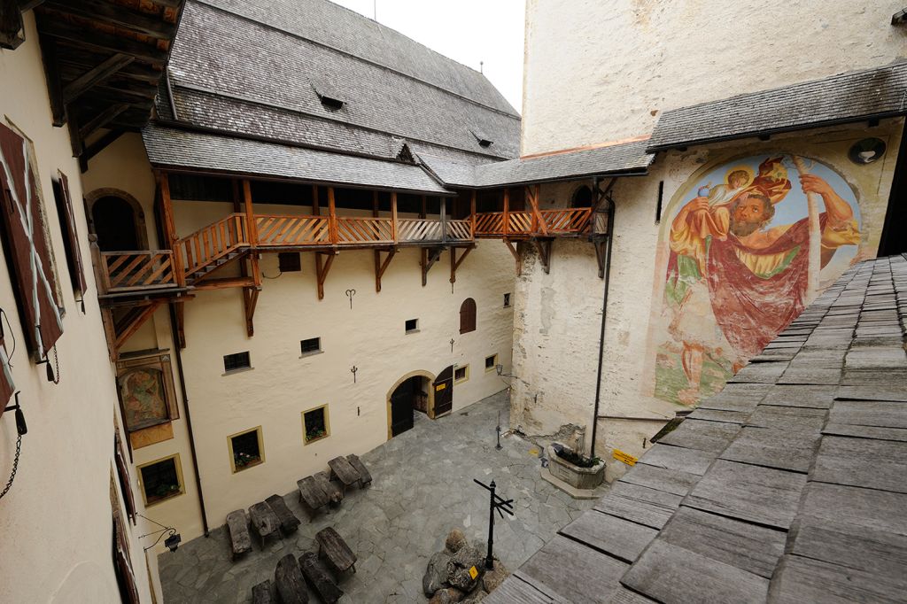 Der Burghof der Burg Mauterndorf - Die Burg stammt aus dem Jahr 1253. Hier siehst Du den Burghof. - © Salzburger Burgen und Schlösser