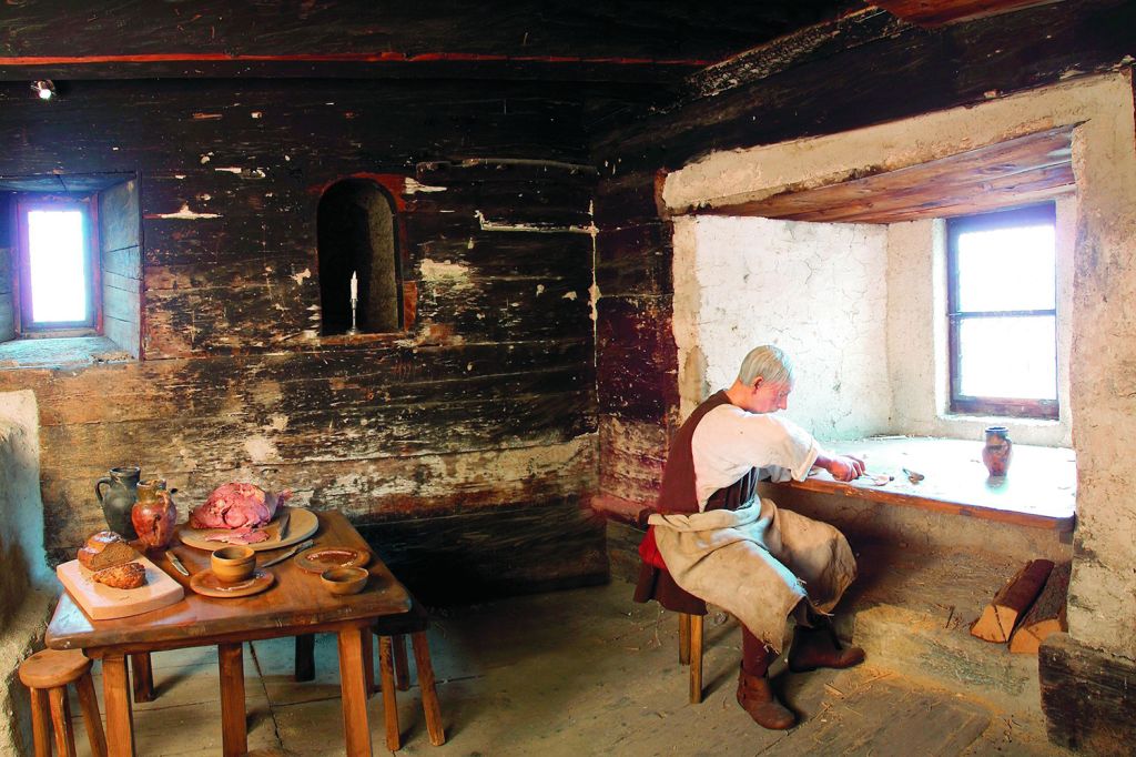 Handwerk in der Burg Mauterndorf - Das damalige Leben auf einer Burg war anstrengender als heute. Der Schnitzer bei seiner Arbeit im Wehrturm. - © Salzburger Burgen und Schlösser