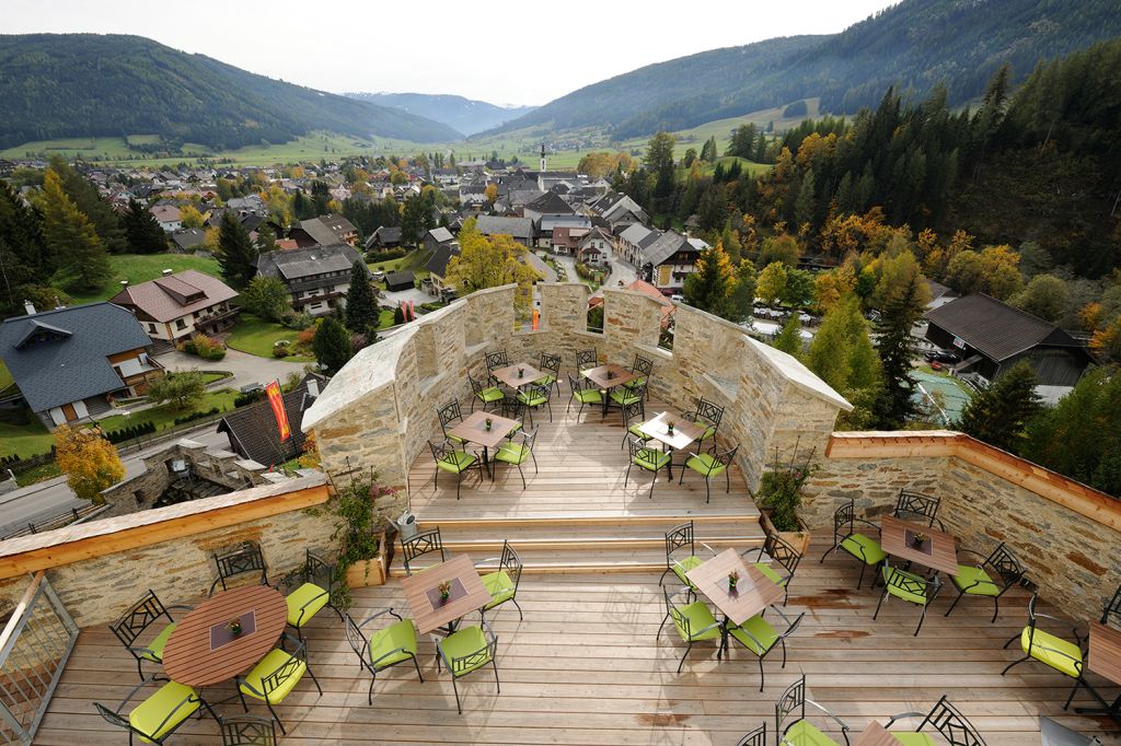 Eventstandort Burg Mauterndorf - Die Burg ist für Veranstaltungen geöffnet. Die Sonnenterrasse bietet eine herrliche Aussicht in ganz besonderem Ambiente. - © Salzburger Burgen und Schlösser