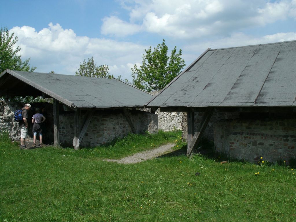 Burgruine Wolkenberg - Wildpoldsried - Die Burg stammt aus dem 13. Jahrhundert. Mitte des 16. Jahrhunderts hatten Bauern es auf die Burg abgesehen und brannten sie nieder. Die wiederaufgebaute Burg hielt nur bis zu einer neuerlichen Niederbrennung im Jahr 1632. - © Burgfreunde Wolkenberg e.V. Burgruine Wolkenberg - Wildpoldsried - Die Burg stammt aus dem 13. Jahrhundert. Mitte des 16. Jahrhunderts hatten Bauern es auf die Burg abgesehen und brannten sie nieder. Die wiederaufgebaute Burg hielt nur bis zu einer neuerlichen Niederbrennung im Jahr 1632. - © Burgfreunde Wolkenberg e.V.