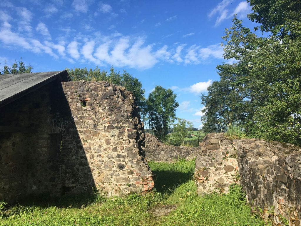 Burgruine Wolkenberg - Wildpoldsried - In den 1980er erfuhren die dürftigen Reste der Burg einen Wiederaufbau, das nun kostenfrei besichtigt werden kann. - © Burgfreunde Wolkenberg e.V.