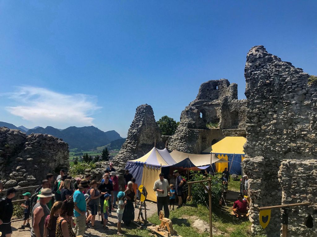 Burg Eisenberg im Allgäu - Und so sieht die Burg aus, wenn das Mittelalterfest stattfindet. - © Tina Lutz