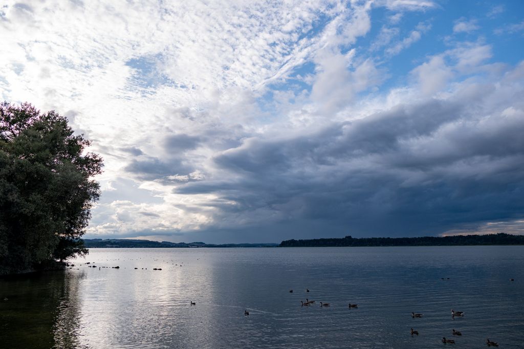 Chiemsee - Die letzten Gewitterwolken hingen immer noch drohend über der herrlichen Kulisse. Hier vom Parkplatz Chiemsee an der Autobahn - © alpintreff.de / christian Schön