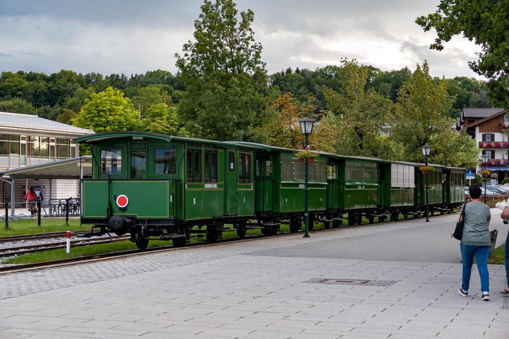 Chiemsee - Die Chiemsee-Bahn fährt auf einer 1,8 km langen Strecke vom Bahnhof in Prien bis zum Hafen. Eigentlich fährt eine historische Dampflok aus dem Jahr 1887. Diese befindet sich allerdings auch im Jahr 2020 noch in Revision. Stattdessen wird eine Diesellok vorgespannt. - © alpintreff.de / christian Schön