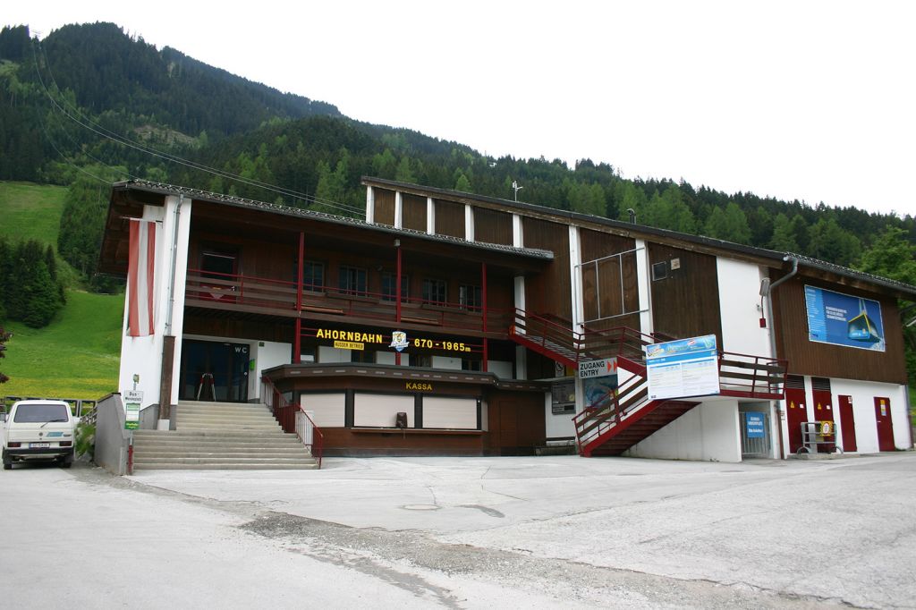 Alte Ahornbahn von 1968 in Mayrhofen - Talstation der alten Ahornbahn. Anfahrt, Parkplätze und Kapazität waren im Jahr 2006 nicht mehr zeitgemäß. - © alpintreff.de / christian Schön