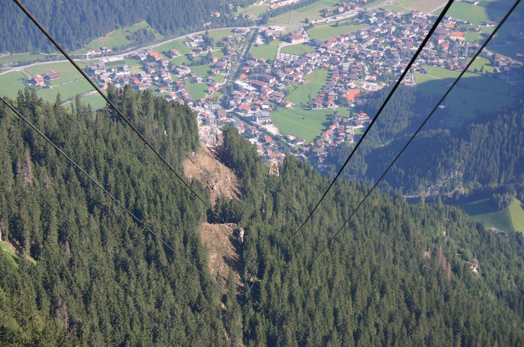 Alte Ahornbahn von 1968 in Mayrhofen - Blick auf die Trasse der Ahornbahn. Der gerodete Bereich in der Mitte ist die Baustelle für die Stütze der neuen Bahn. - © alpintreff.de / christian Schön