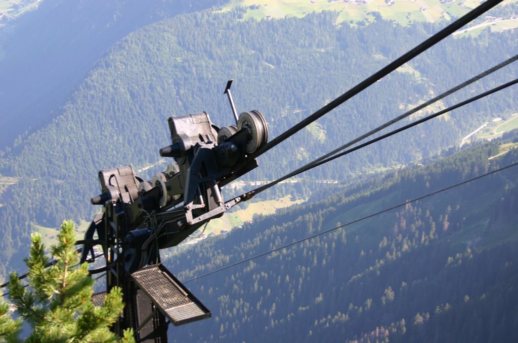 Alte Ahornbahn von 1968 in Mayrhofen - Laufwerk der Gondel mit Ausblick. Kurz vor der Bergstation - © alpintreff.de / christian Schön