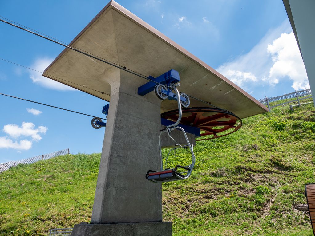 Technik aus den 70ern - Direkt am Ausstieg trifft man auf Technik aus den frühen 70ern. Die Bergstation Doppelsesselbahn Neunerköpfle. Diese wurde im Jahr 2013 noch einmal komplett saniert und auf den aktuellen Stand gebracht. Sie war früher die zweite Sektion der Tannheimer Sessellifte. - © alpintreff.de / christian schön Technik aus den 70ern - Direkt am Ausstieg trifft man auf Technik aus den frühen 70ern. Die Bergstation Doppelsesselbahn Neunerköpfle. Diese wurde im Jahr 2013 noch einmal komplett saniert und auf den aktuellen Stand gebracht. Sie war früher die zweite Sektion der Tannheimer Sessellifte. - © alpintreff.de / christian schön