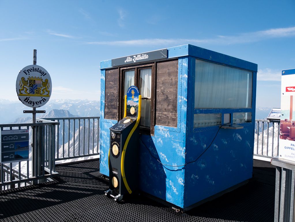 Ehemaliges Zollhäuschen - Ehemaliges Zollhaus auf der Zugspitze: Direkt am Gipfel verläuft die Staatsgrenze - © alpintreff.de / christian schön Ehemaliges Zollhäuschen - Ehemaliges Zollhaus auf der Zugspitze: Direkt am Gipfel verläuft die Staatsgrenze - © alpintreff.de / christian schön