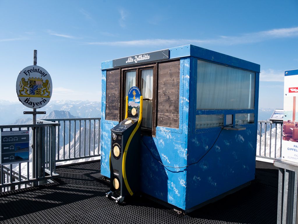 Ehemaliges Zollhäuschen - Ehemaliges Zollhaus auf der Zugspitze: Direkt am Gipfel verläuft die Staatsgrenze - © alpintreff.de / christian schön