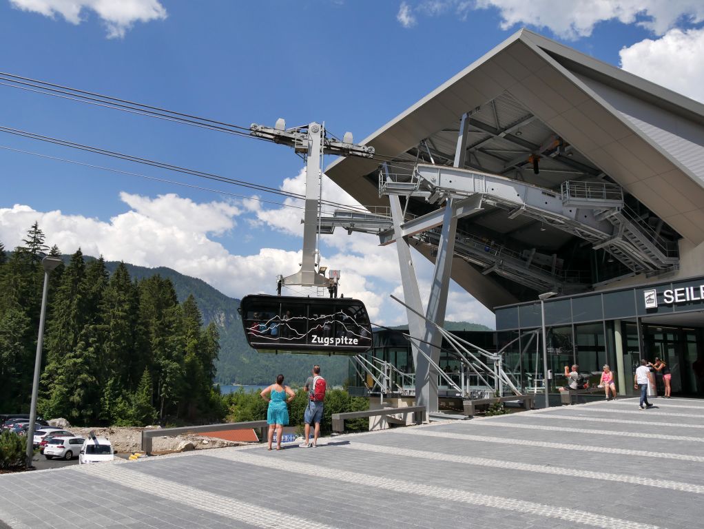 Bayerische Zugspitz-Seilbahn - Nach wie vor startet die Fahrt mit der Bayerischen Zugspitz-Seilbahn am Eibsee. Dorthin geht es entweder mit dem Auto oder aber direkt aus Garmisch mit der Zahnradbahn. - © alpintreff.de / christian Schön