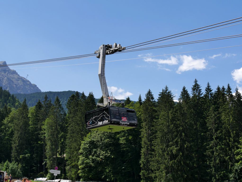 Bayerische Zugspitz-Seilbahn - Hauptgrund für den Neubau waren die kleinen Kabinen der Vorgängerbahn. Mit nur 45 Personen wurde die Förderleistung dem Anstieg der Touristenströme nicht mehr gerecht. Die neue Bahn kann nun 120 Personen pro Kabine befördern. - © alpintreff.de / christian Schön Bayerische Zugspitz-Seilbahn - Hauptgrund für den Neubau waren die kleinen Kabinen der Vorgängerbahn. Mit nur 45 Personen wurde die Förderleistung dem Anstieg der Touristenströme nicht mehr gerecht. Die neue Bahn kann nun 120 Personen pro Kabine befördern. - © alpintreff.de / christian Schön