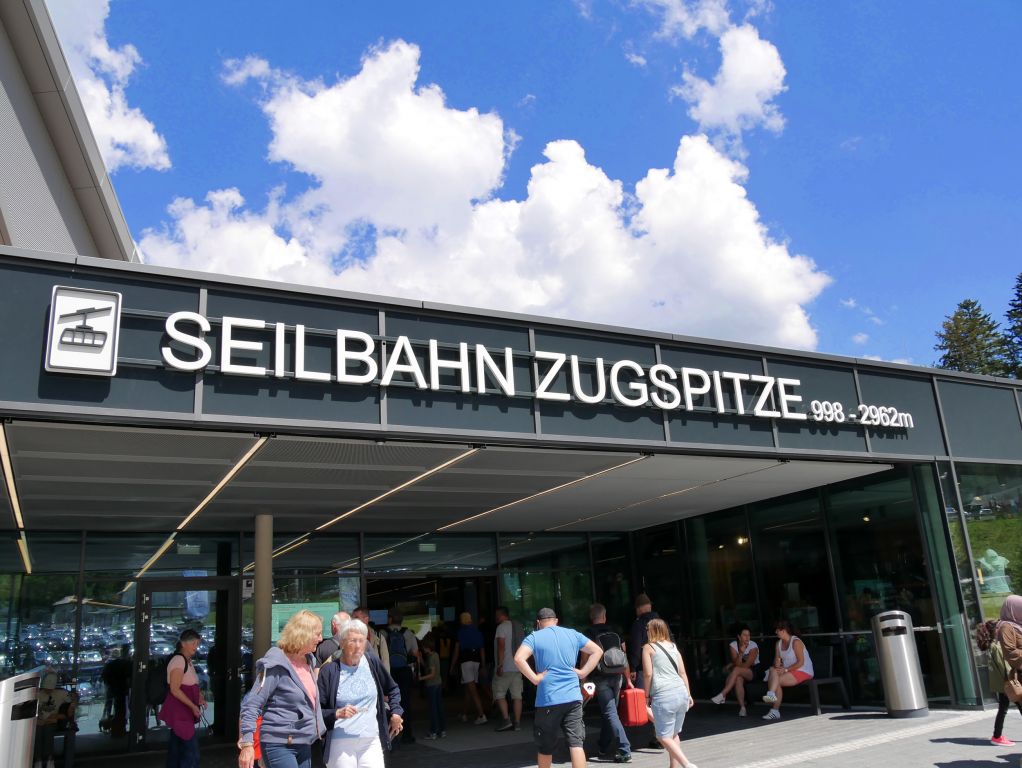 Bayerische Zugspitz-Seilbahn - Der Höhenunterschied von knapp 2.000 Metern ist übrigens auch der größte einer einzelnen Seilbahnsektion. Ebenso ist das freie Spannfeld hinter der Stütze das längste der Welt. - © alpintreff.de / christian Schön