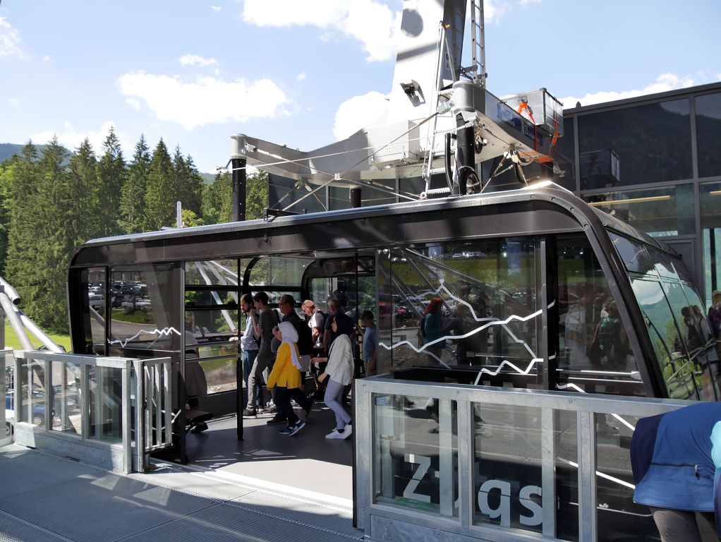 Bayerische Zugspitz-Seilbahn - Wie schon geschrieben haben die Kabinen ein Fassungsvermögen von 120 Personen. So ist eine Leistung von bis zu 720 Personen pro Stunde und Richtung möglich. Die alte Bahn kam hier lediglich auf etwas 260 Personen. - © alpintreff.de / christian Schön Bayerische Zugspitz-Seilbahn - Wie schon geschrieben haben die Kabinen ein Fassungsvermögen von 120 Personen. So ist eine Leistung von bis zu 720 Personen pro Stunde und Richtung möglich. Die alte Bahn kam hier lediglich auf etwas 260 Personen. - © alpintreff.de / christian Schön